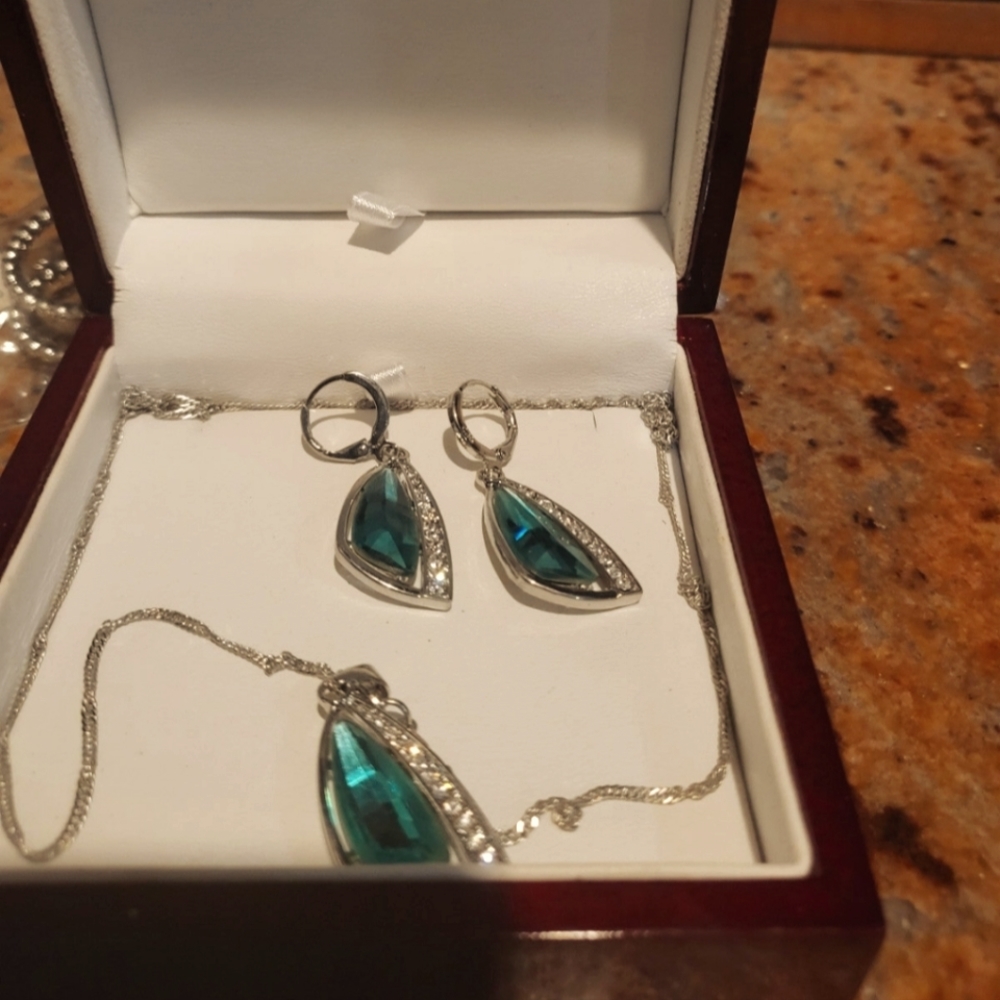 Esmerald necklace and earings set